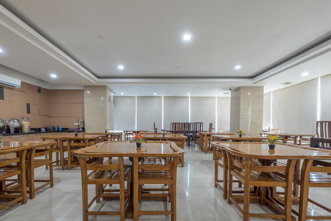 Oyo 1114 Hotel Denpasar Makassar Exterior foto